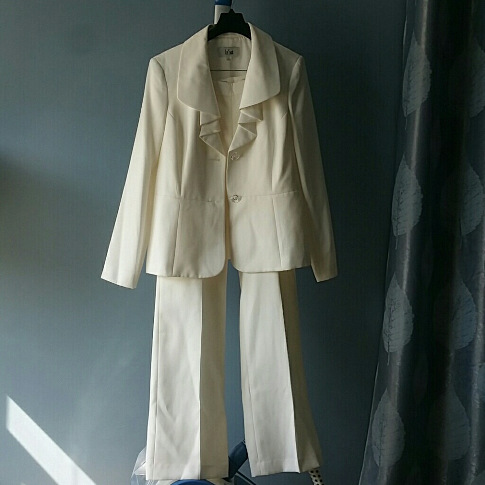 NWT Le Suit 2 piece Suit Size 10 Bordeaux/Vanilla